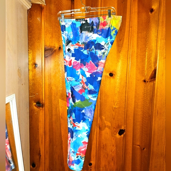 Bombsheller Watercolor Pattern Leggings - Picture 2 of 4